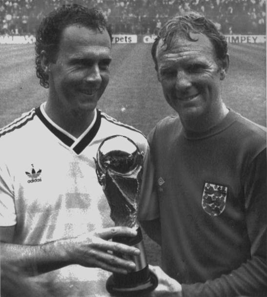 Nel 1965 Beckenbauer debutta con la maglia della nazionale tedesca nella partita Svezia - Germania Ovest. Il 30 luglio 1966  a Londra per la finale del Mondiale contro l&#39;Inghilterra: il tedesco disputa un appassionante duello con Bobby Charlton, affidato alla sua marcatura. La Germania perde, ma Franz conquista pubblico e critica (Ap)